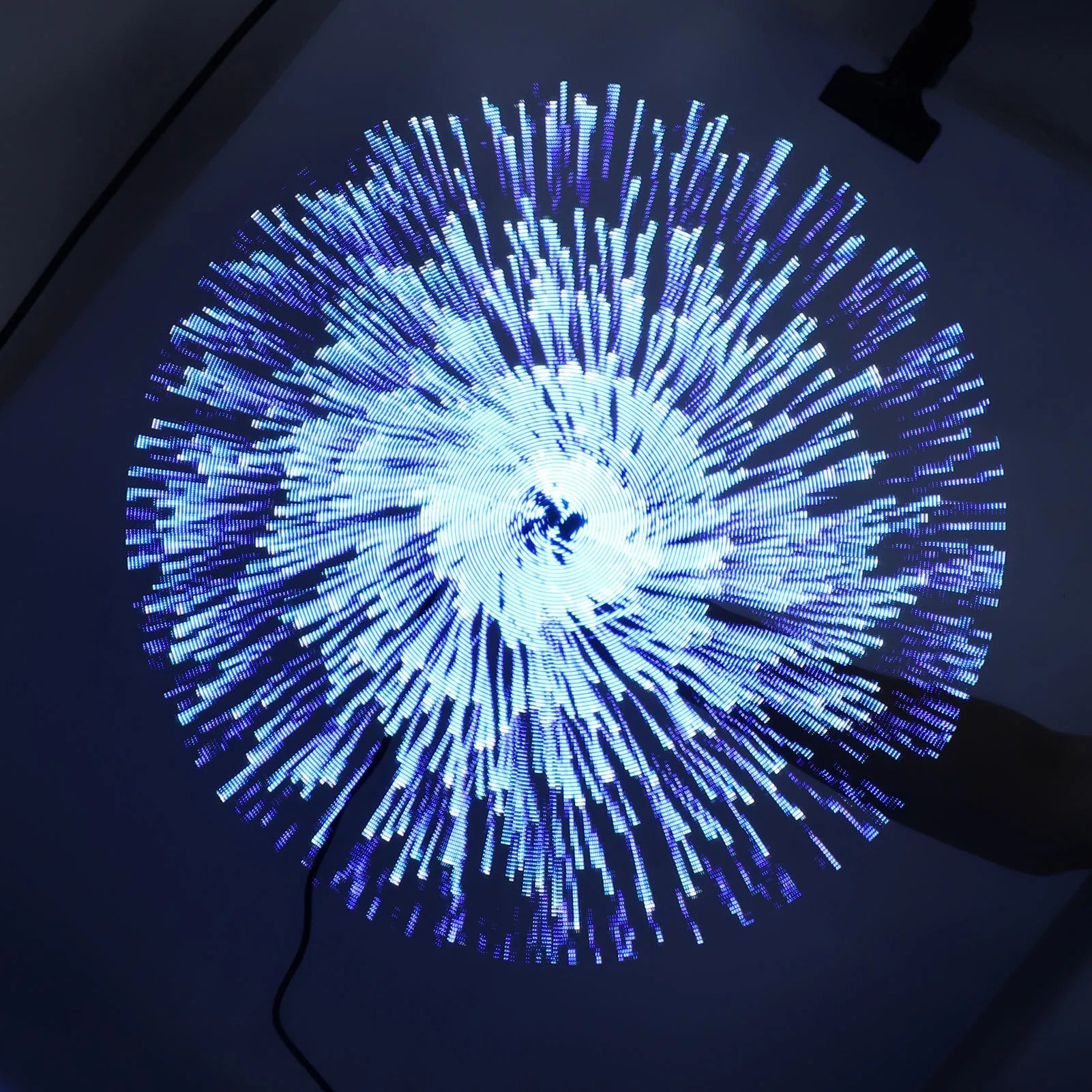 3D Hologram Fan - Trend Finder
